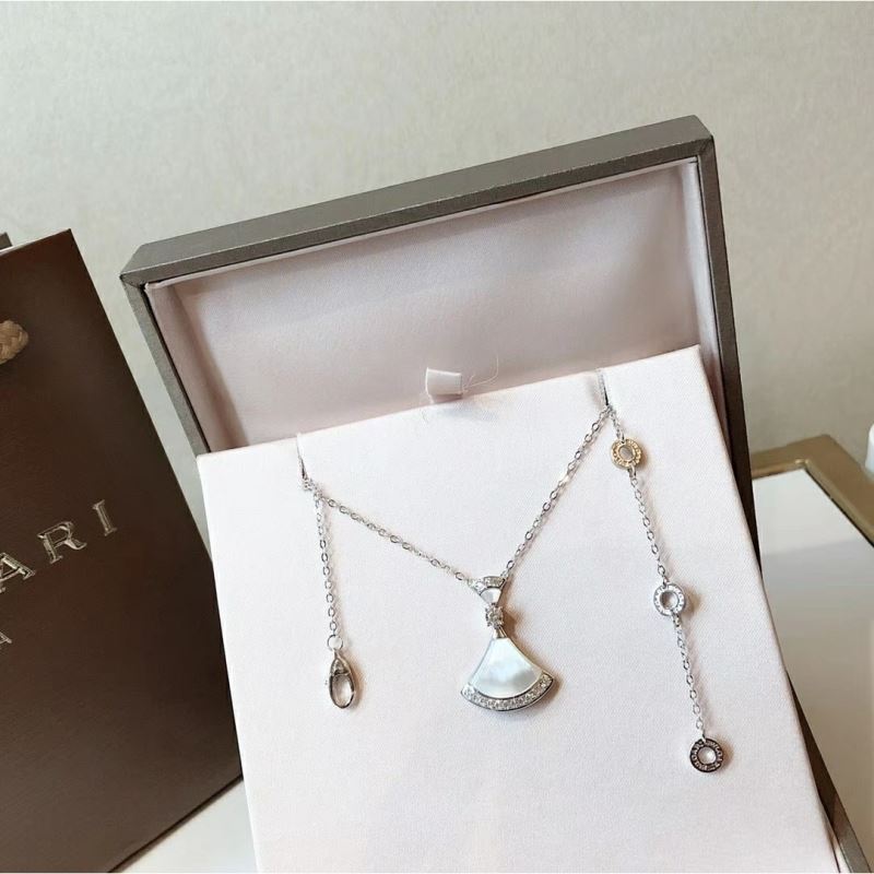 Bo*te*ga venenta necklaces